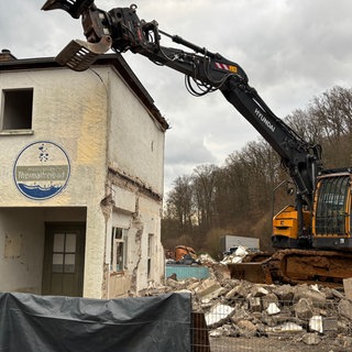Der Abriss des Thermalbades in Bad Bodendorf läuft nach Plan. Freibad soll nach der Flutkatastophe neu aufgebaut werden.