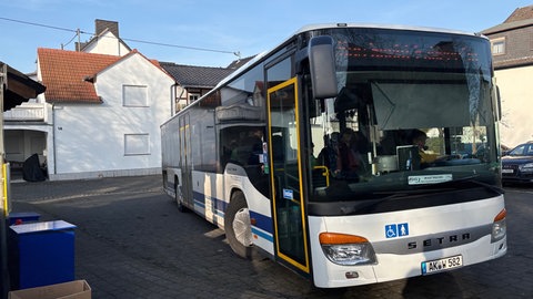 Ein Bus dreht auf dem Wendehammer in Ockenfels