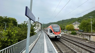 Ein Zug der Linie RB10 auf der rechten Rheinstrecke in Kamp-Bornhofen.