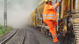 Eine Bettungsreiningungsmaschine auf der rechtsrheinischen Bahnstrecke bei Kamp-Bornhofen (Archiv).