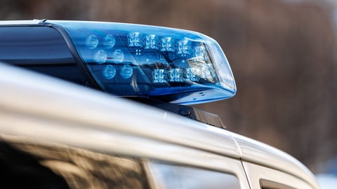 Blaulicht auf einem Polizeiauto - die Vermisstensuche nach einer 33-Jährigen aus dem Westerwald ist beendet