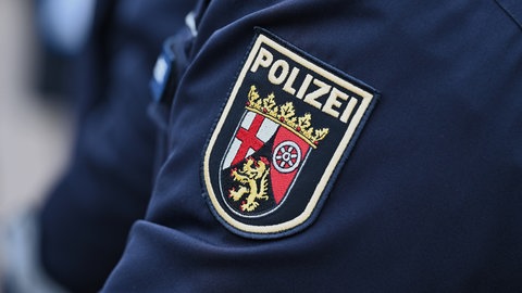 Rheinland-Pfalz-Wappen auf einer Polizeiuniform - die Polizei hat eine vermisste 16-Jährige aus Koblenz wohlbehalten angetroffen