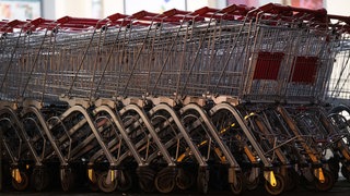 Mehrere Einkaufswagen vor einem Supermarkt. In Nassau ist ein Arbeiter vor einem Discounter tödlich verletzt worden.