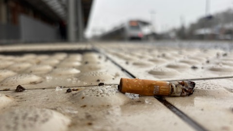 Ein weggeworfener Zigarettenstummel am Bahnhof Remagen