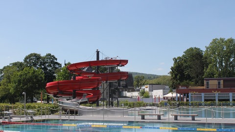 Das Freibad Oberwerth mit seiner knallroten Rutsche im Kinderbecken.