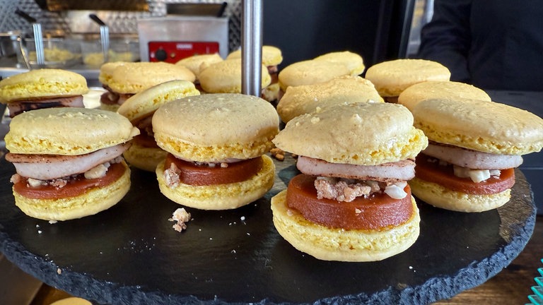 2025 gab es Currywurst-Macarons beim Currywurst-Festival in Neuwied. 