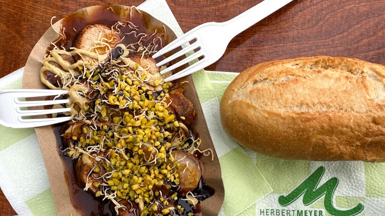 Eine Currywurst mit Dubai-Schokolade auf dem Currywurst-Festival 2025 in Neuwied.