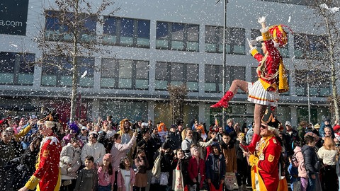 Der Höhepunkt des Straßenkarnevals - tausende Narren säumen in Koblenz mit bunten Kostümen den Rosenmontagszug