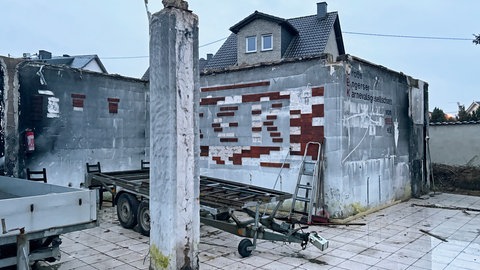 Blick auf die Ruine des abgebrannten Lokschuppens, in dem die Große Engerser Karnevalsgesellschaft früher ihre Wagen und Dekorationen lagerte.