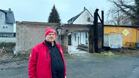 Ansgar Schunkert, der Präsident der Großen Engerser Karnevalsgesellschaft, auf dem Gelände des Lokschuppen, der 2025 abgebrannt ist. Hier waren die Karnevalswagen und Dekorationen gelagert.