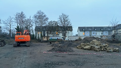 Bauarbeiten auf dem Gelände, auf dem der Lokschuppen der Großen Engerser Karnevalsgesellschaft 2025 abgebrannt ist. 