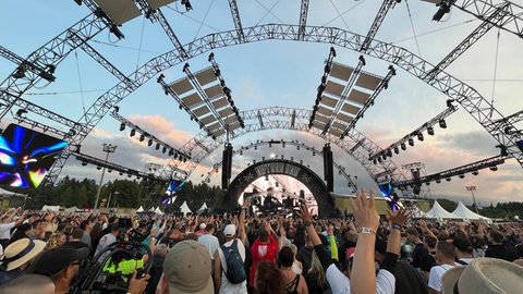 Festivalbesucher feiern bei der Nature One im Hunsrück.