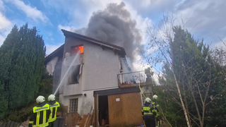 Bei einem Brand in Bad Ems im Rhein-Lahn-Kreis löscht die Feuerwehr das Feuer in einem Einfamilienhaus.