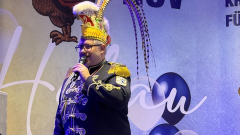 Sven Weber, der Präsident des Hausener Carnevalvereins (HCV), steht auf der Bühne und spricht ins Mikrofon. Er sagt: "Je später der Abend, desto weniger hören die Leute zu".