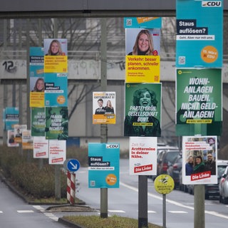 Viele Plakate in der Stadt (Symbolbild): Im März ist Landtagswahl in Rheinland-Pfalz.