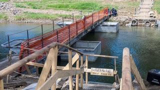 Die als "Schulbrücke" genutzte Behelfsbrücke des THW Sinzig 2021 in Ahrweiler.