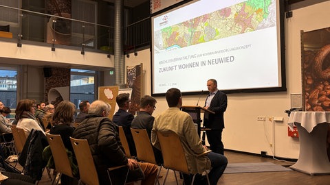 Neuwieds Oberbürgermeister Jan Einig (CDU) bei der Vorstellung des Wohnraumversorgungskonzepts in Neuwied 