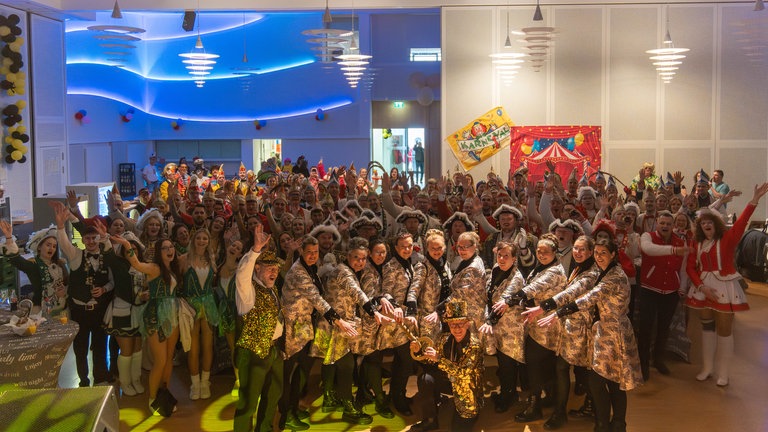 Die Stadtmöhnen fordern den Rathausschlüssel von Bürgermeister Jörg Haseneier in der Stadthalle