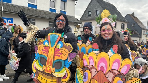 Bunt verkleidete Jecken beim Straßenumzug in Emmelshausen