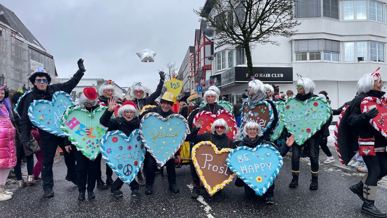 Eine Fußgruppe beim Rosenmontagsumzug 2026 in Rennerod mit überdimensionalen Lebkuchenherzen