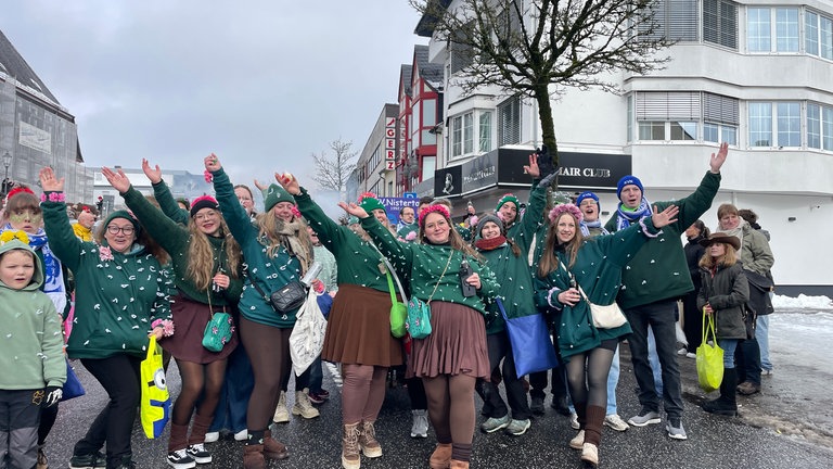 Närrinnen und Narren in Rennerod im Westerwald beim Rosenmontagsumzug 2026.