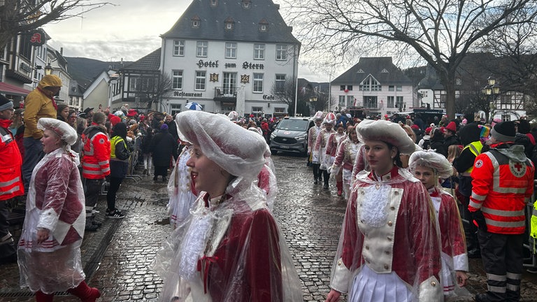 Funkemariechen marschieren durch die Straßen von Bad Neuenahr-Ahrweiler