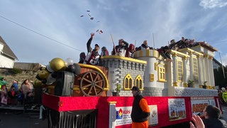 Kamelle werfen - das gehört natürlich an Rosenmontag auch in Münstermaifeld dazu.