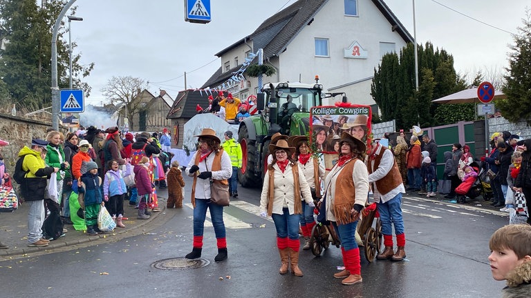 Eine Gruppe als Cow-Girls verkleideter Frauen zieht an Rosenmontag in Münstermaifeld durch die Straßen. 