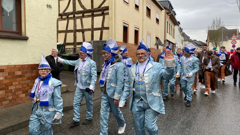 Vor dem großen Veilchendienstagsumzug im Neuwieder Stadtteil Heimbach-Weis - die Karnevalisten stellen sich auf.