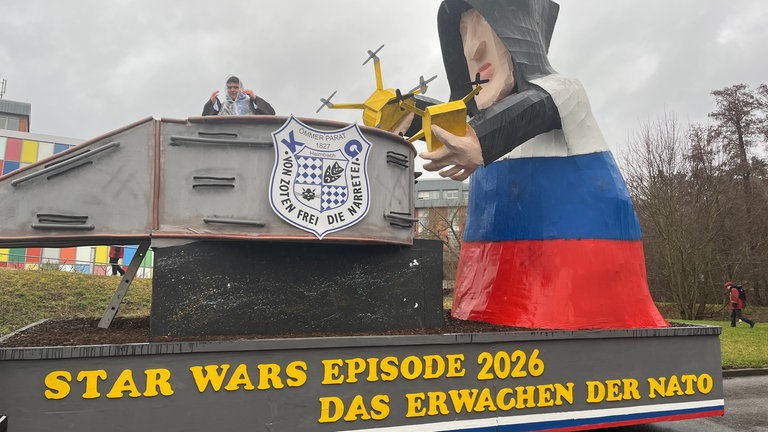 Ein Motivwagen beim Veilchendienstagsumzug 2026 in Heimbach-Weis zeigt einen Yedi-Ritter mit einer gelben Drohne in der Hand. 