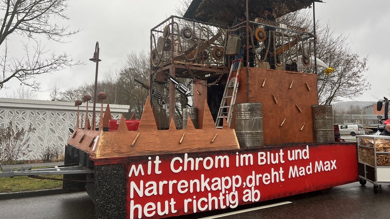Einer der Motivwagen beim Veilchendienstagsumzug 2026 im Neuwieder Stadtteil Heimbach-Weis spielt auf einen der berühmten Mad-Max-Filme an. 