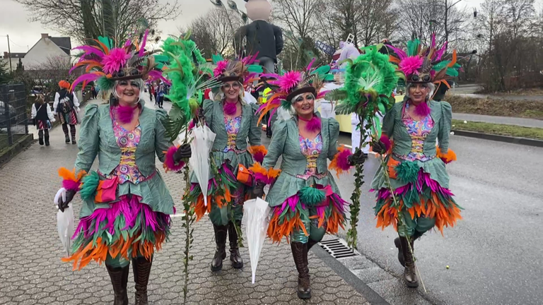 Frauen als Paradiesvögel verkleidet beim Veilchendienstagsumzug 2026 im Neuwieder Stadtteil Heimbach-Weis. 