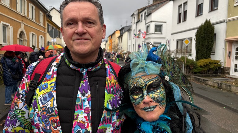 Ein Karnevalspaar lächelt in die Kamera.