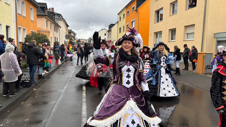Eine Zugrteilnehmerin in einem ausladenen Kleid bei der Kappenfahrt Niederlahnstein 2026
