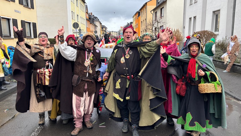 Zugteilnehmer in Gewändern bei der Kappenfahrt Niederlahnstein 2026