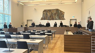 Im Prozess um die einbetonierte Frauenleiche in Bad Neuenahr-Ahrweiler hat das Landgericht Koblenz geurteilt: Der Ehemann muss in Haft.