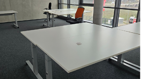 Schreibtische und ein Bürostuhl auf Rollen in einem leer geräumten Büro: Diese Möbel sollen in Koblenz gerettet und für soziale Zwecke weitergegeben werden. 