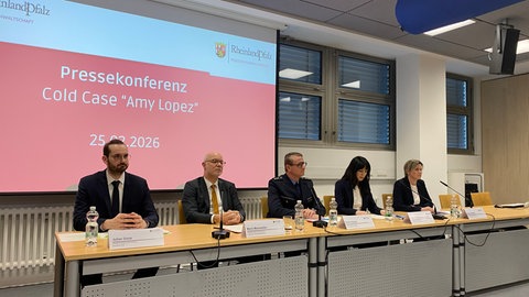 Cold Case Amy Lopez: Blick auf die Vertreter von Polizei und Staatsanwaltschaft bei der Pressekonferenz