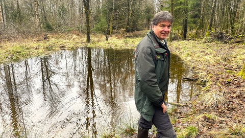 Förster Andreas Schäfer freut sich, dass die angelegten Wasserspeicher im Waldgebiet am Nauberg bei Hachenburg aktuell gut gefüllt sind. 