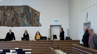 Vor dem Landgericht in Koblenz ist ein Mann wegen versuchten Mordes angeklagt.