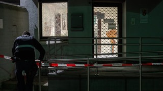 25-Jähriger mit einem Messer betritt die Bitburger Polizeiinspektion und löst einen Großeinsatz aus. Dabei werden Teile der Polizeiinspektion beschädigt.