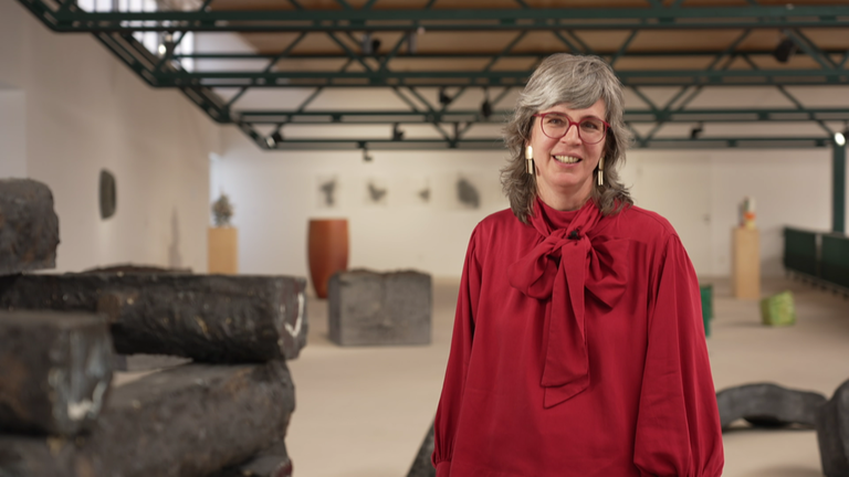 Die Leiterin des Keramikmuseums Westerwald, Nele van Wieringen