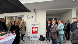 Schlüsselübergabe bei der Einweihung des neuen "Schöppche" in Neuwied mit vielen Gästen