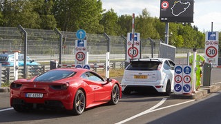 Zwei Autos bei der Einfahrt auf den Nürburgring. (Archivfoto)