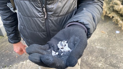 Eine Handvoll kleiner Meteoriten-Krümel, in der Umgebung des Meteoriten-Einschlags in Koblenz-Güls sind noch kleine Funde möglich.