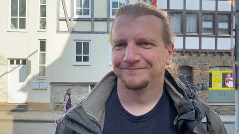 Geowissenschaftler Dennis Harries vor Koblenzer Haus, in das ein Meteorit eingeschlagen ist. 