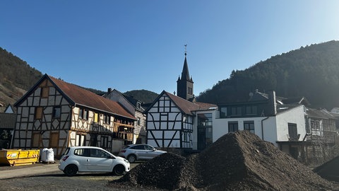 Sonnenschein, Erdhaufen und Baustelle: In Rech wächst beim Wiederaufbau nach der Flut auch das kalte Nahwärmenetz.