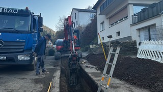 Blick in eine Baugrube in Rech: Hier werden Leitungen für das kalte Nahwärmenetz verlegt, das Haushalte mit Wärme aus dem Boden versorgt.