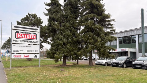 Schild zum Werksverkauf von Kaiser Backwaren in Diez