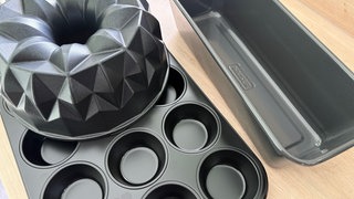 Drei verschiedene Produkte der Firma Kaiser Backwaren - eine Kuchenform, eine Muffinform und eine Brotform